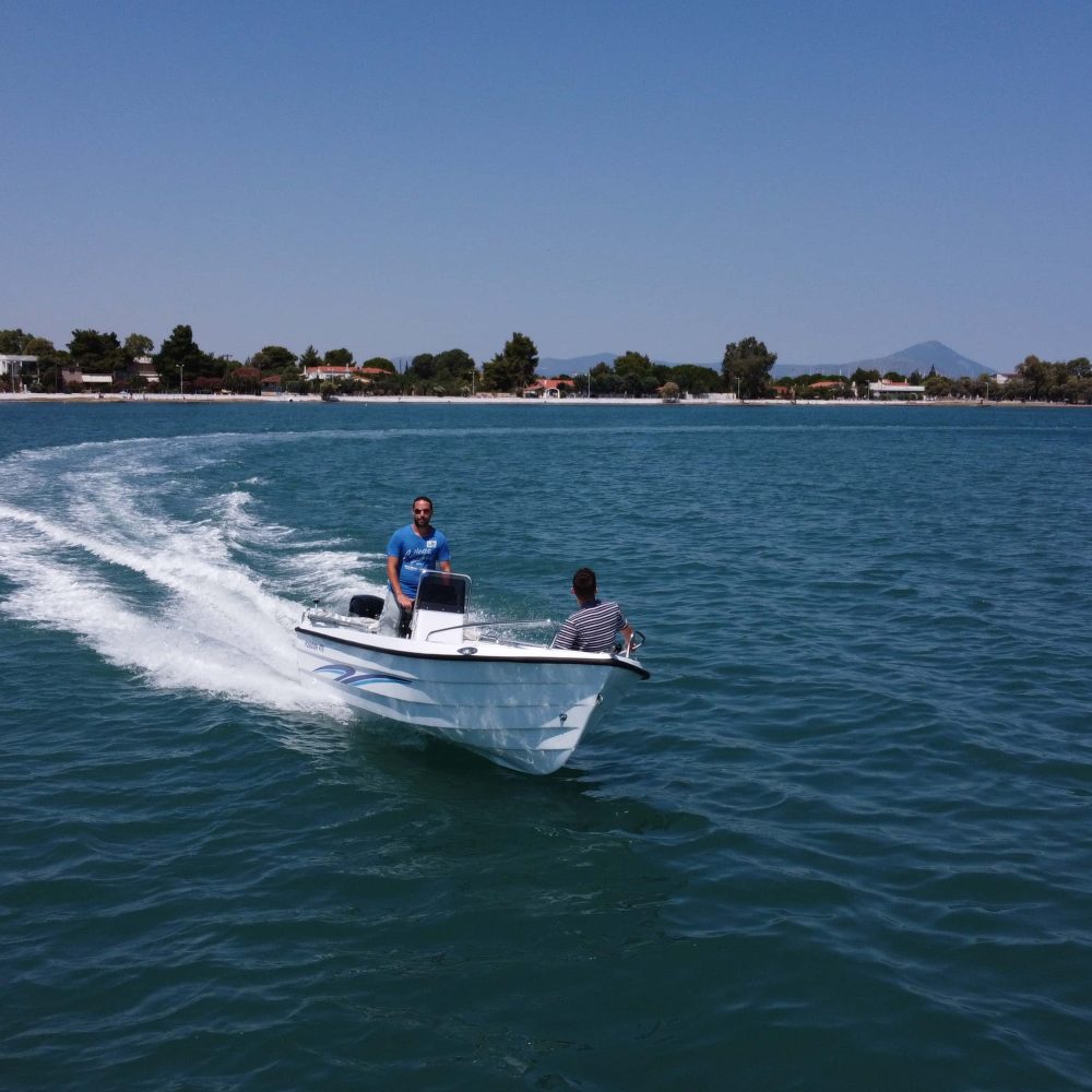 Mootorpaat Poseidon 470 T isetühjenev kokpit Mootorpaat Poseidon 470 T isetühjenev kokpit