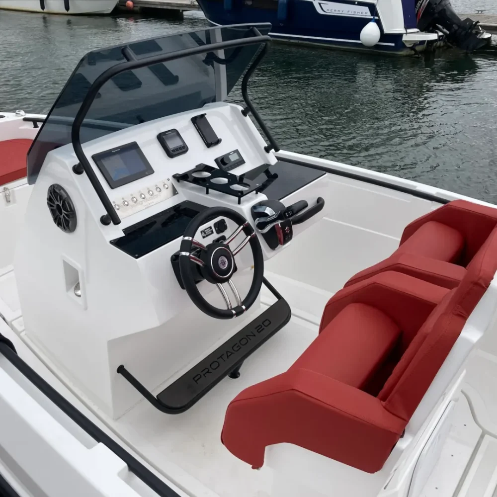 Mootorpaat Protagon 20 suusatõmbamise paat Mootorpaat Protagon 20 suusatõmbamise paat