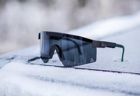 PÄIKESEPRILLID AMOQ MUST/PRONKS